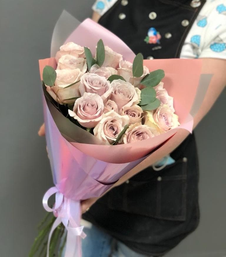 Букет из 15 сиреневых Роз Эквадор в фирменном оформлении 50 см