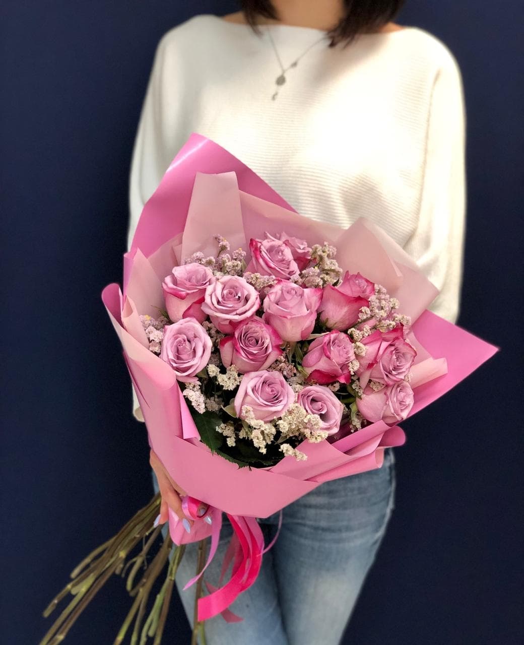 Букет из 15 сиреневых Роз Эквадор в фирменном оформлении 60 см 2 Серия