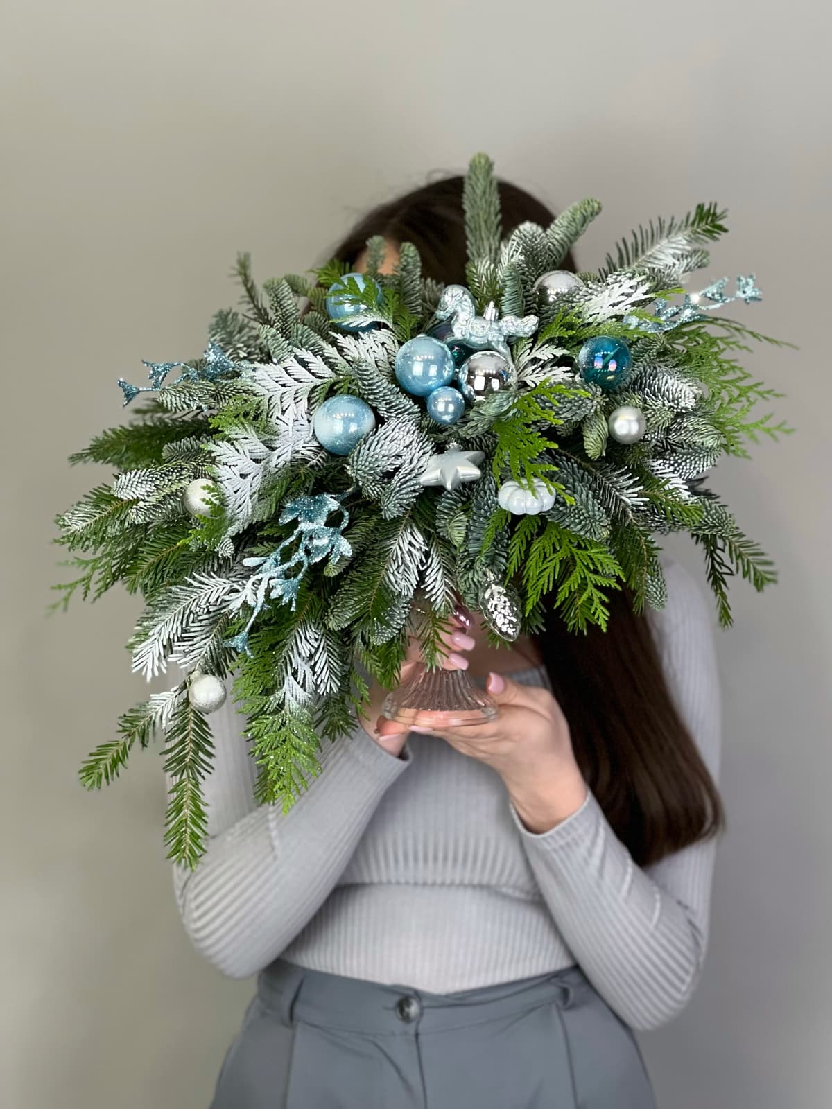 Елочная композиция на подсвечнике "Иней"