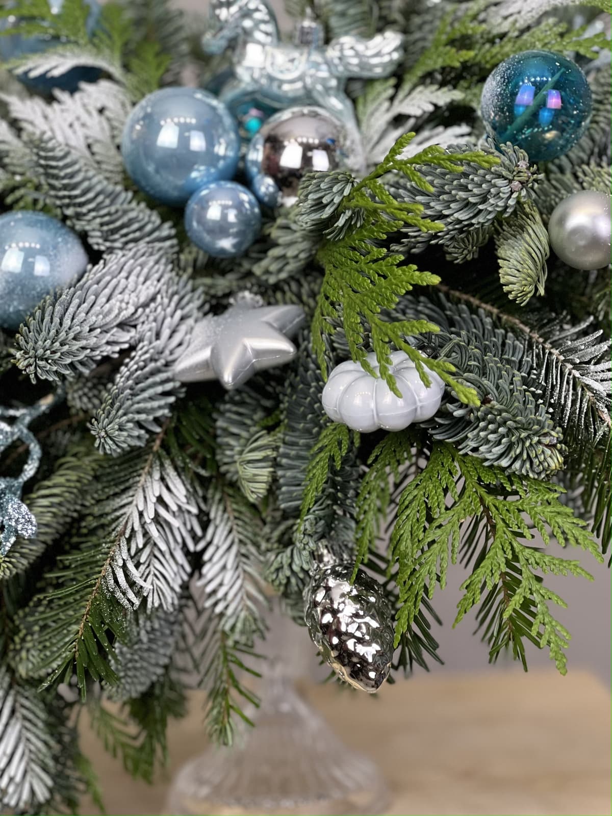 Елочная композиция на подсвечнике "Иней"