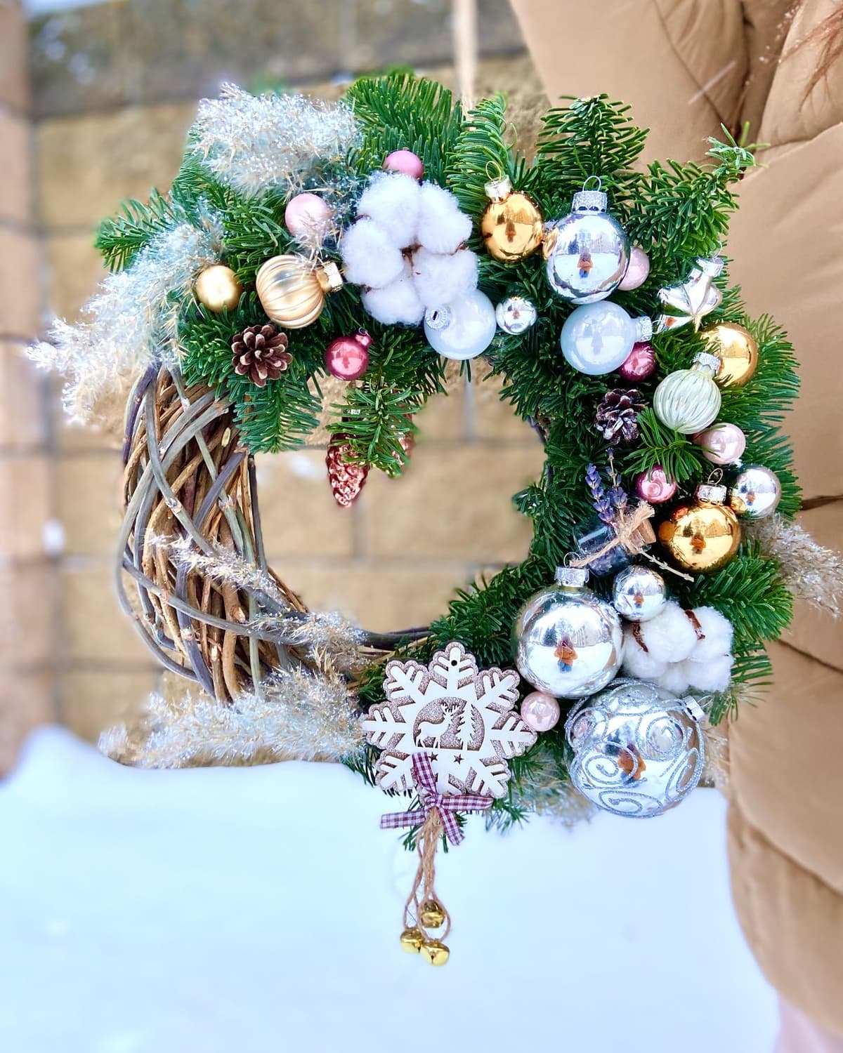 Композиция из венка 'Очарование зимы"