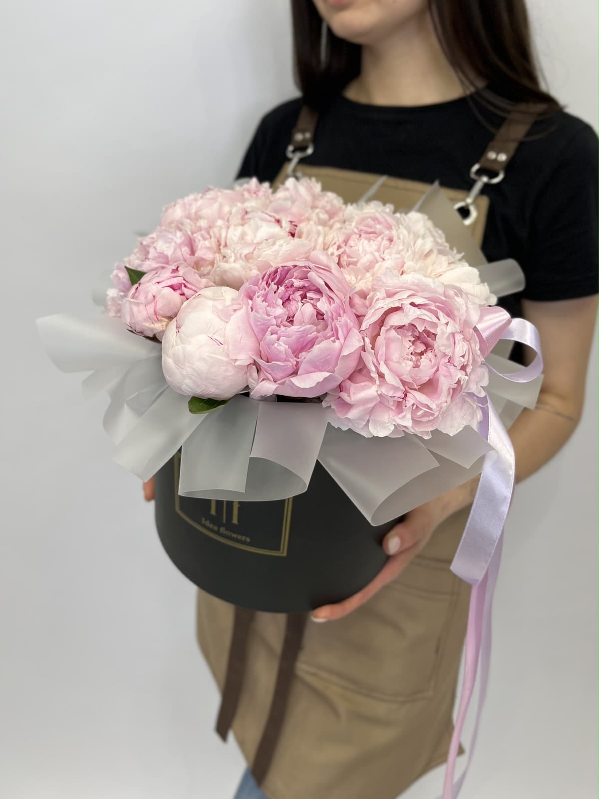 Цветочная композиция из 11 пионов Sarah Bernhardt в шляпной коробке