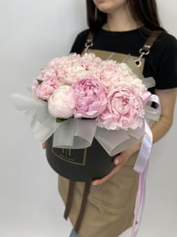 Цветочная композиция из 11 пионов Sarah Bernhardt в шляпной коробке
