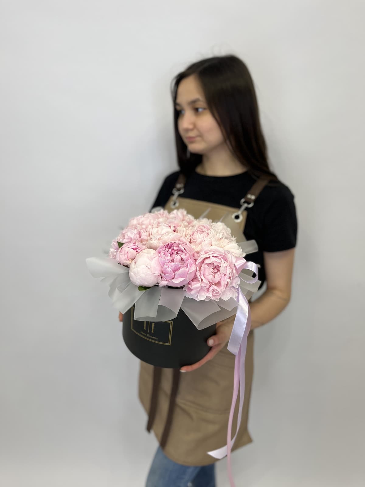 Цветочная композиция из 11 пионов "Сара Бернар" в шляпной коробке