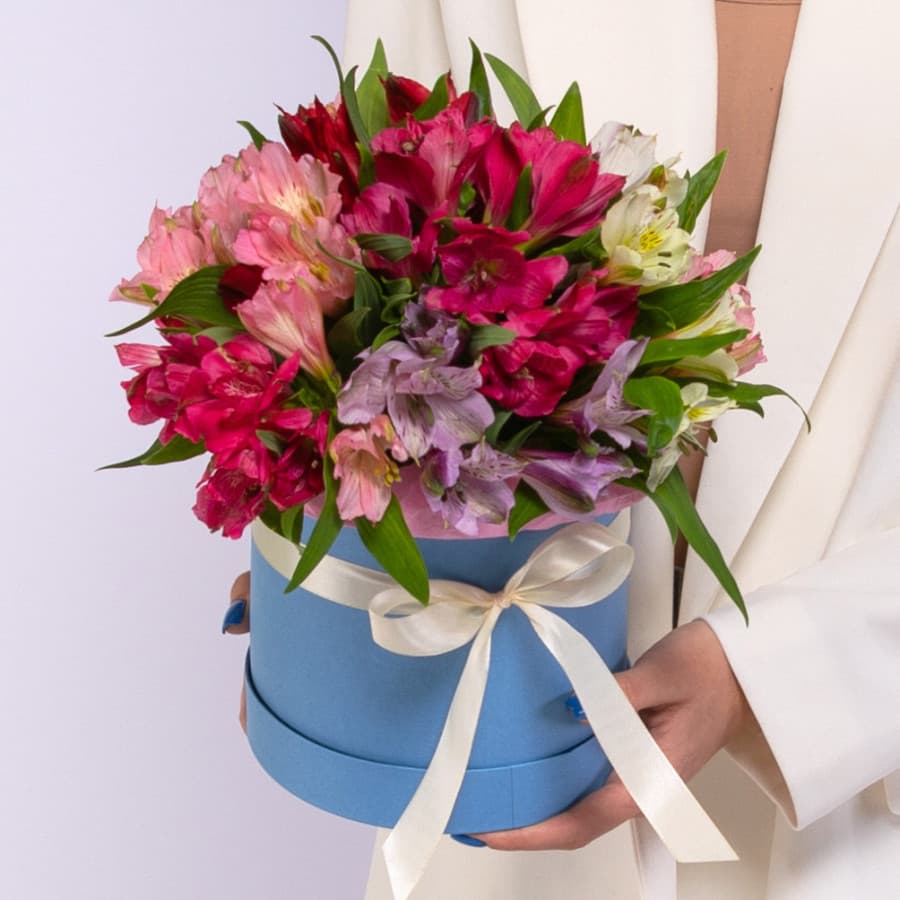 Красивая композиция из 15 альстромерий в шляпной коробке (микс из ассортимента)