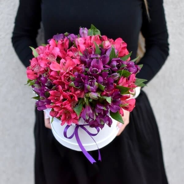 Красивая композиция из 15 альстромерий в шляпной коробке (микс из ассортимента)