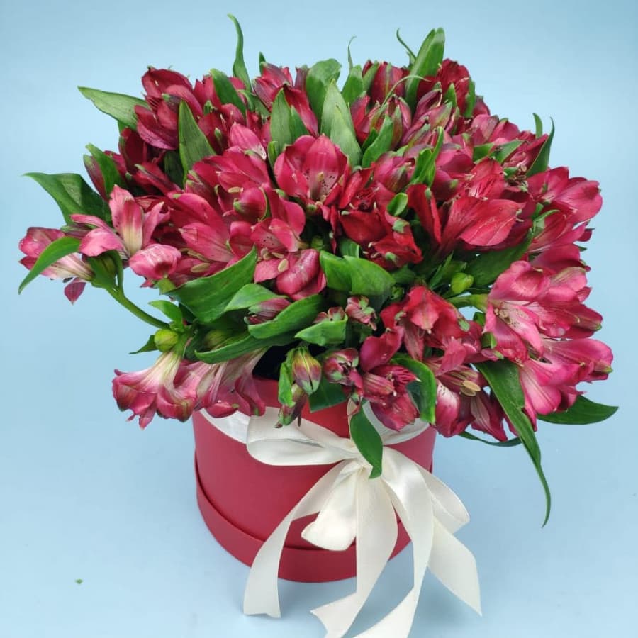 Красивая композиция из 15 альстромерий в шляпной коробке (микс из ассортимента)