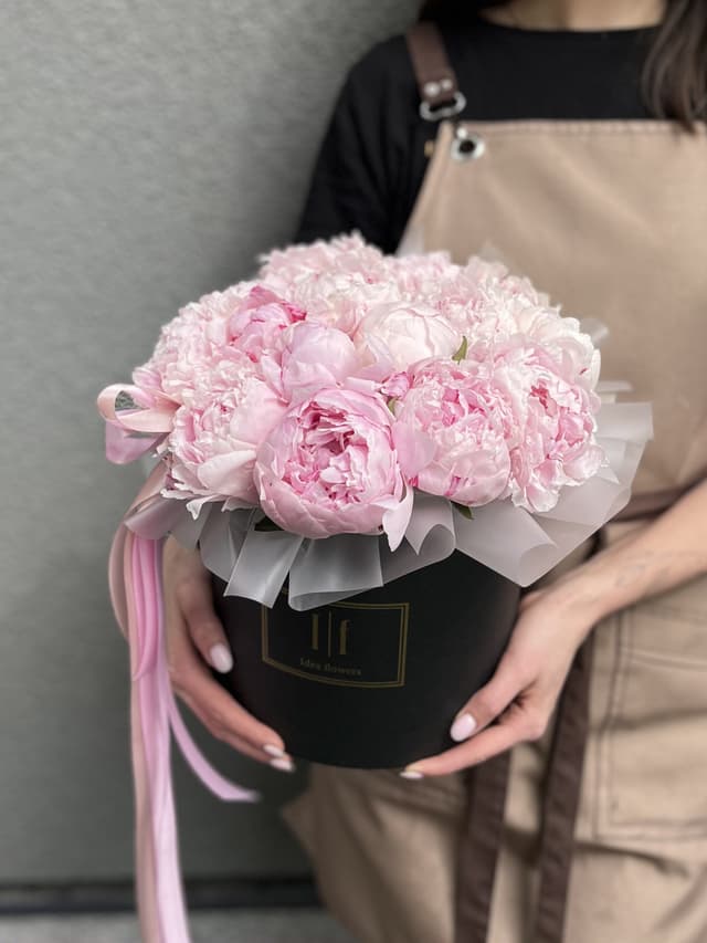 Оригинальная композиция из 15 пионов "Сара Бернар" в шляпной коробке Оригинальная композиция из 15 пионов "Сара Бернар" в шляпной коробке