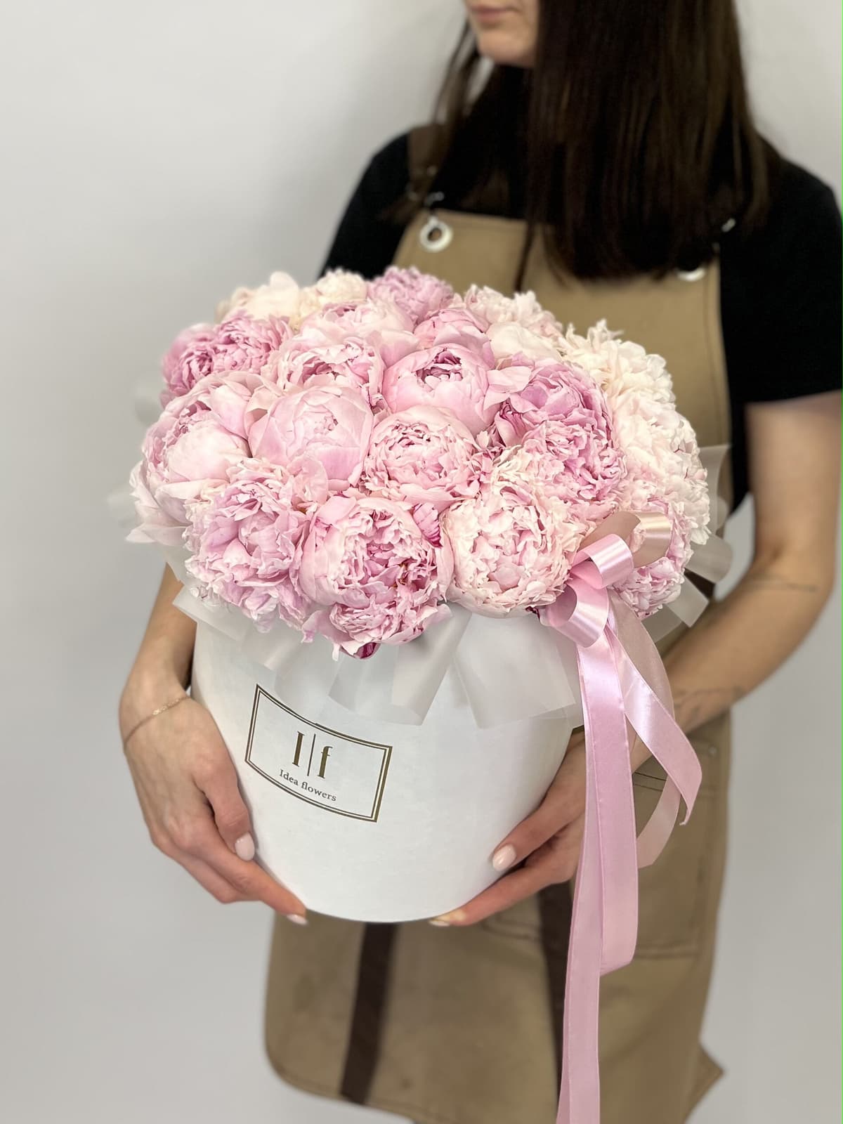 Дизайнерская композиция из 21 пионов Sarah Bernhardt в шляпной коробке