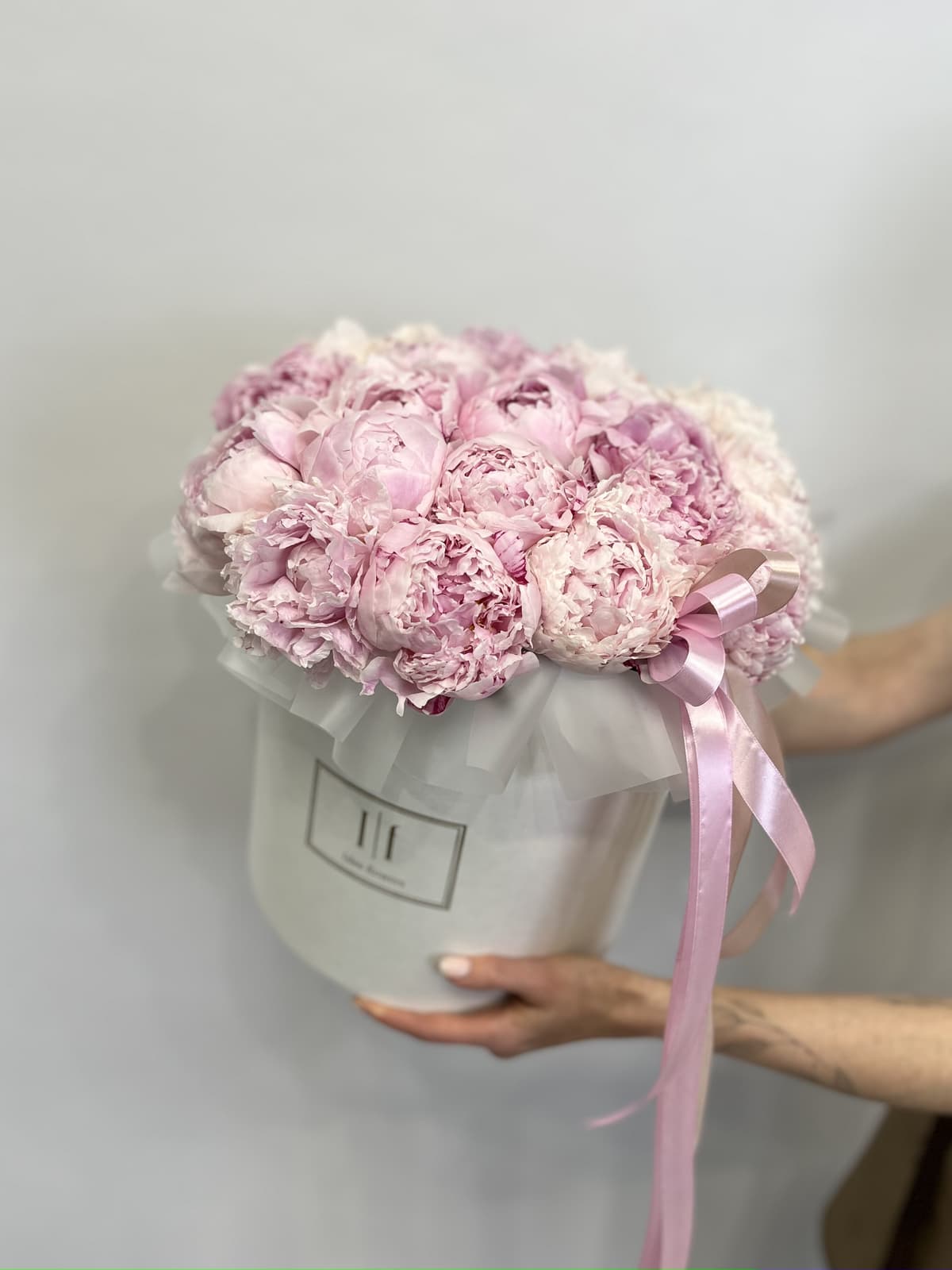 Дизайнерская композиция из 21 пионов "Сара Бернар" в шляпной коробке