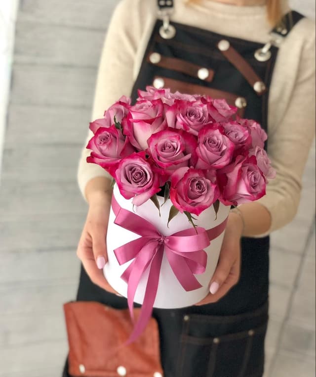 21 Роза в шляпной коробке ( цветы на выбор) 21 Роза в шляпной коробке ( цветы на выбор)