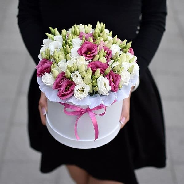 25 белых и фиолетовых эустом в шляпной коробке 25 белых и фиолетовых эустом в шляпной коробке