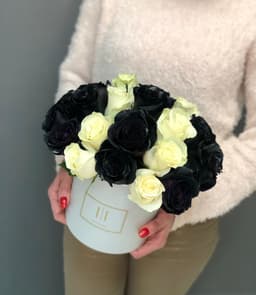 Оригинальный букет из 25 чёрных и белых Роз в шляпной коробке