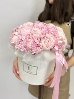 Праздничная композиция из 25 пионов Sarah Bernhardt в шляпной коробке