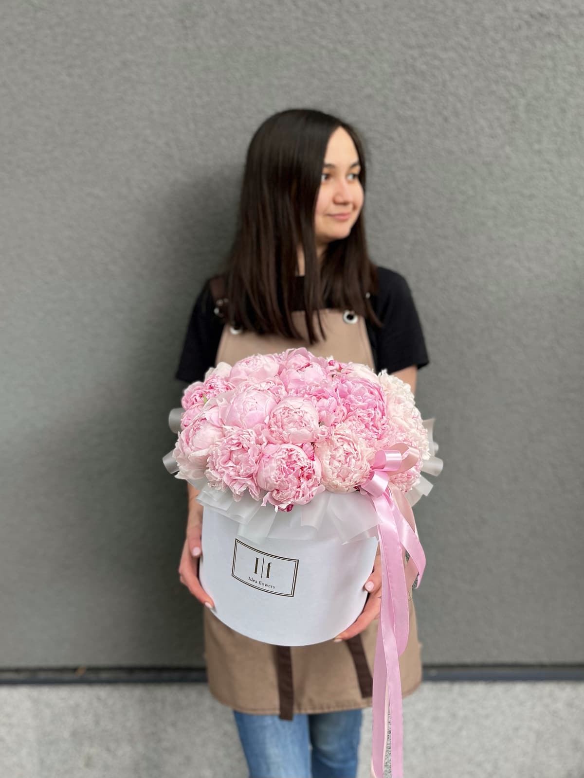 Праздничная композиция из 25 пионов Sarah Bernhardt в шляпной коробке