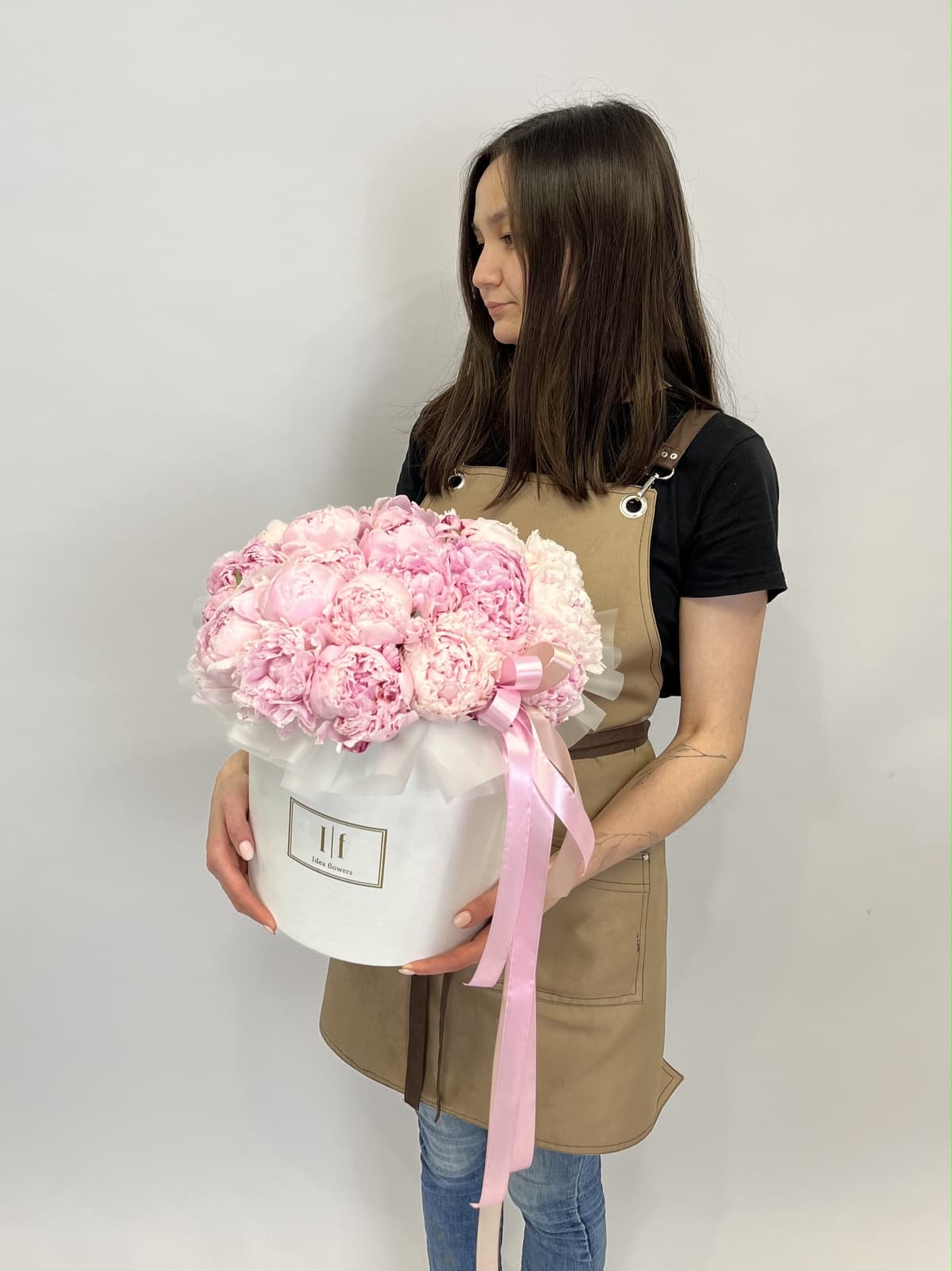 Праздничная композиция из 25 пионов "Сара Бернар" в шляпной коробке