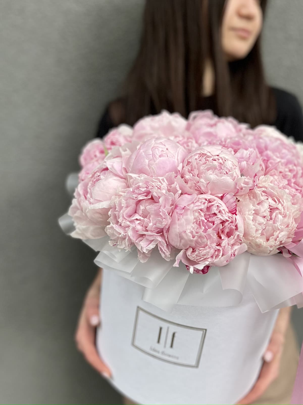 Праздничная композиция из 25 пионов "Сара Бернар" в шляпной коробке