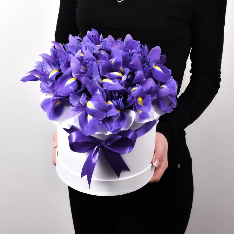 Красочный букет из 27 ирисов в шляпной коробке