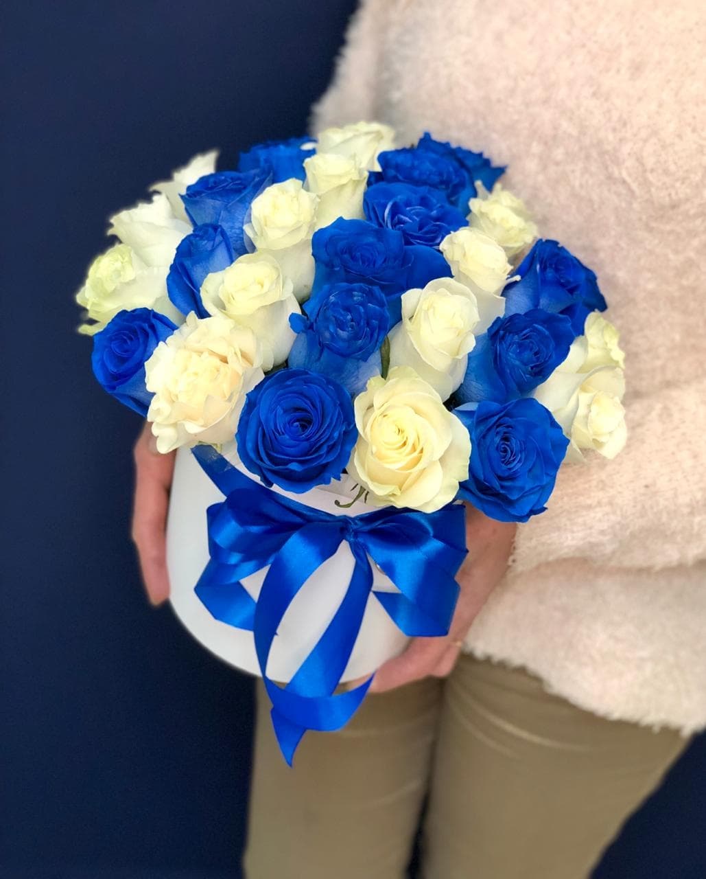 Дизайнерская композиция из 31 синей и белой розы в шляпной коробке