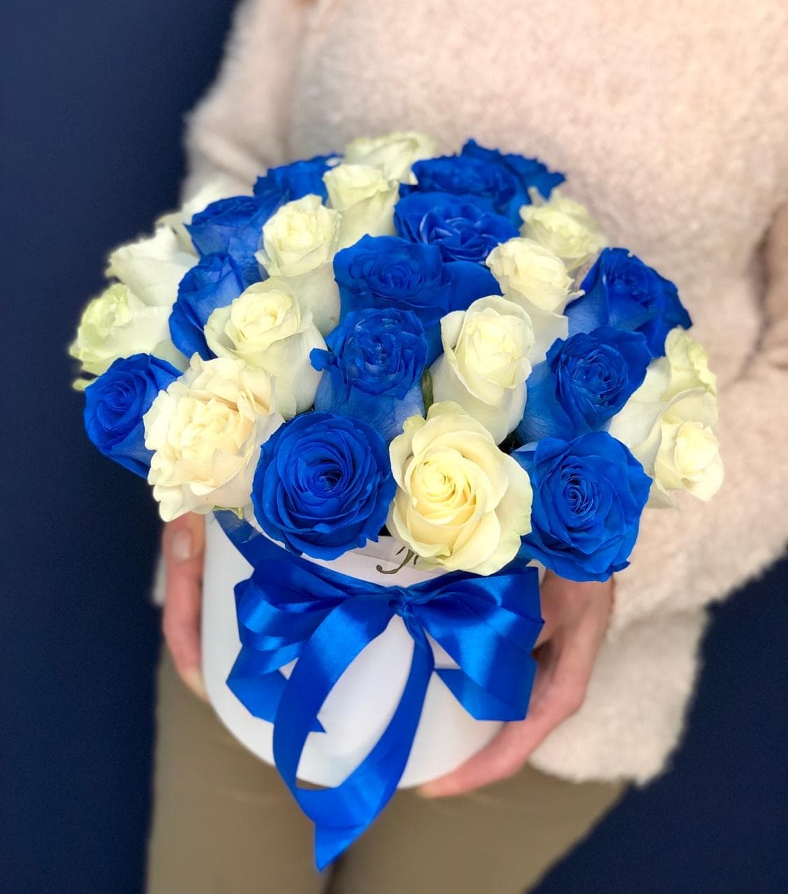 Дизайнерская композиция из 31 синей и белой розы в шляпной коробке