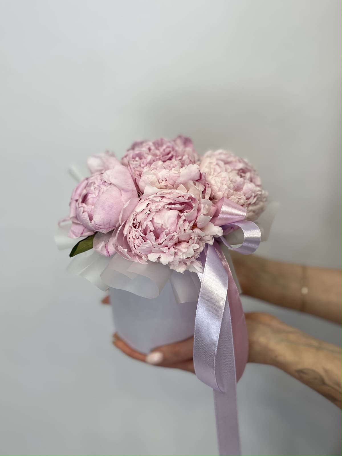 Любимая композиция из 5 пионов Sarah Bernhardt в шляпной коробке