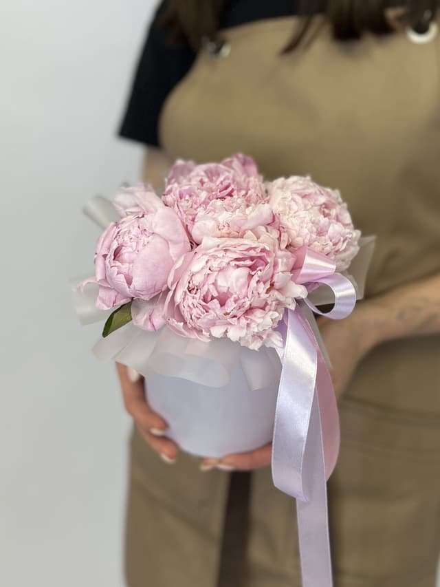 Любимая композиция из 5 пионов Sarah Bernhardt в шляпной коробке Любимая композиция из 5 пионов Sarah Bernhardt в шляпной коробке