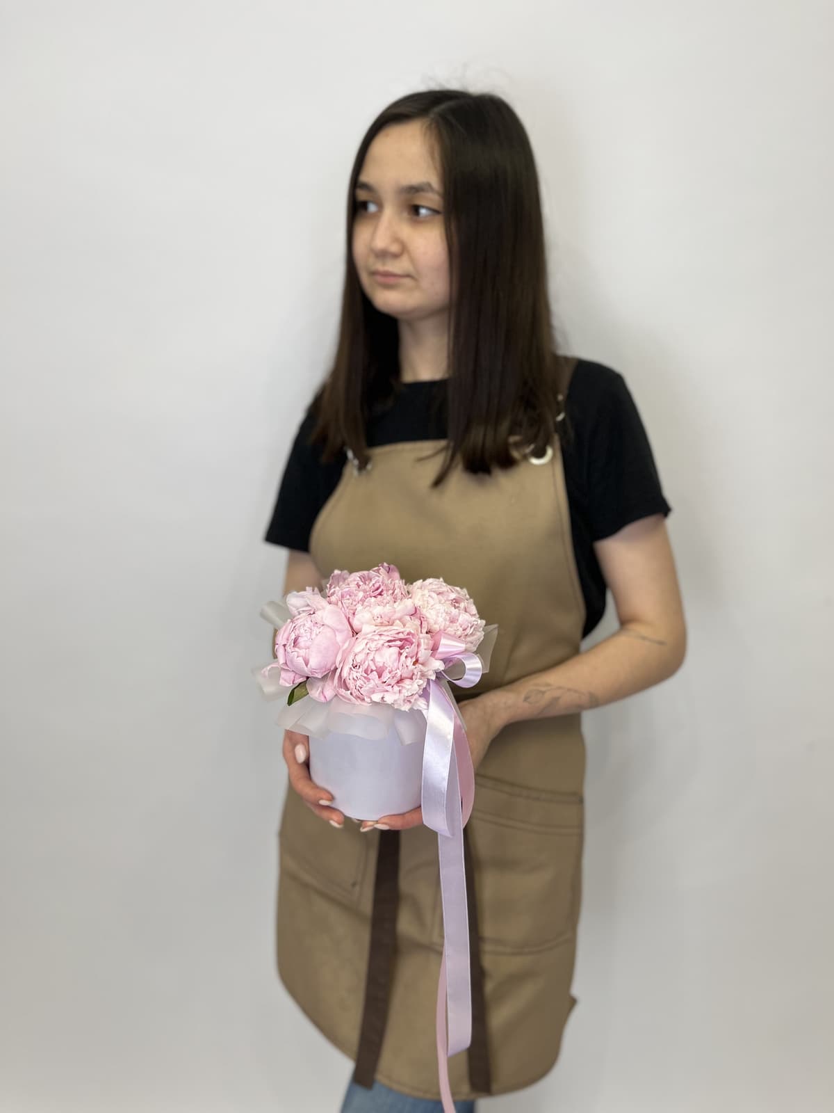 Любимая композиция из 5 пионов "Сара Бернар” в шляпной коробке