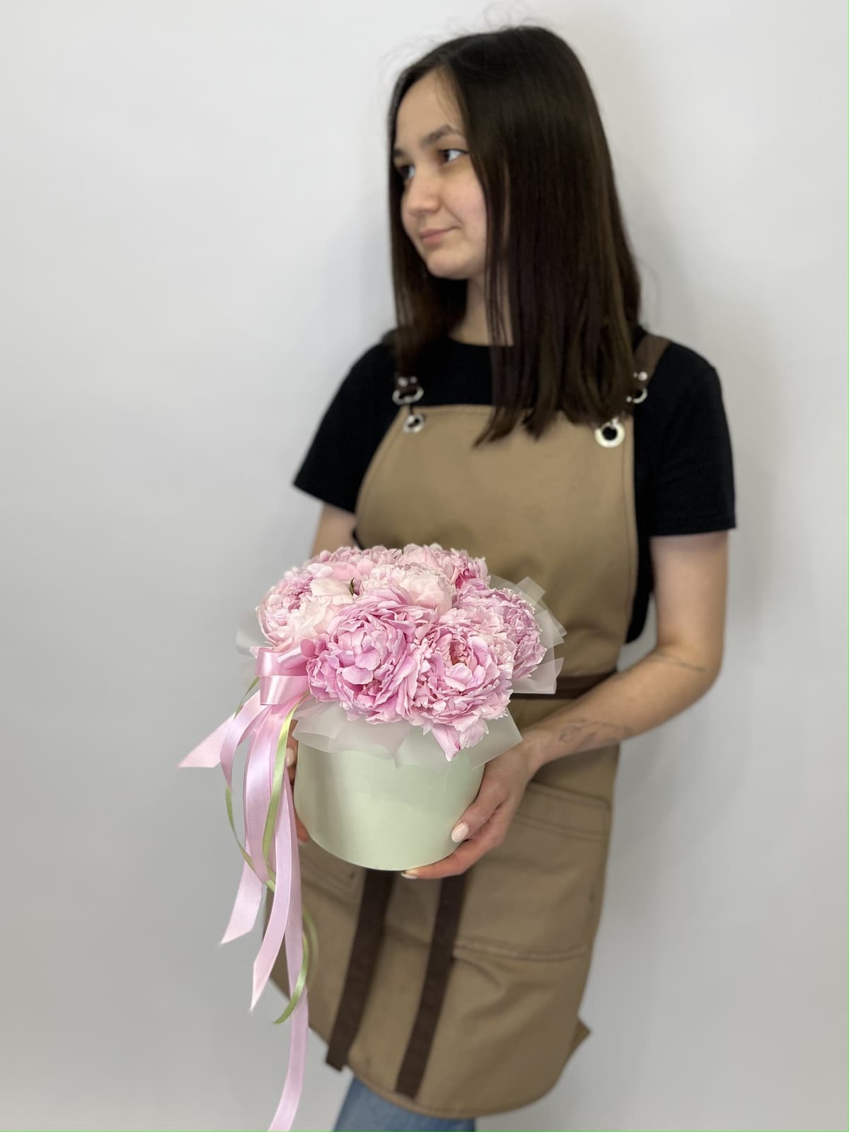 Дизайнерская композиция из 7 пионов Sarah Bernhardt в шляпной коробке