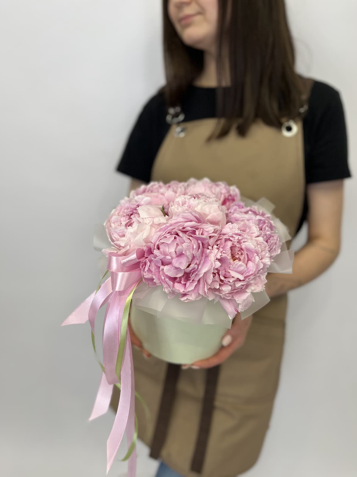 Дизайнерская композиция из 7 пионов Sarah Bernhardt в шляпной коробке