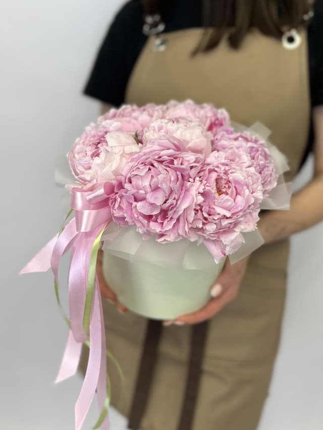 Дизайнерская композиция из 7 пионов "Сара Бернар” в шляпной коробке Дизайнерская композиция из 7 пионов "Сара Бернар” в шляпной коробке