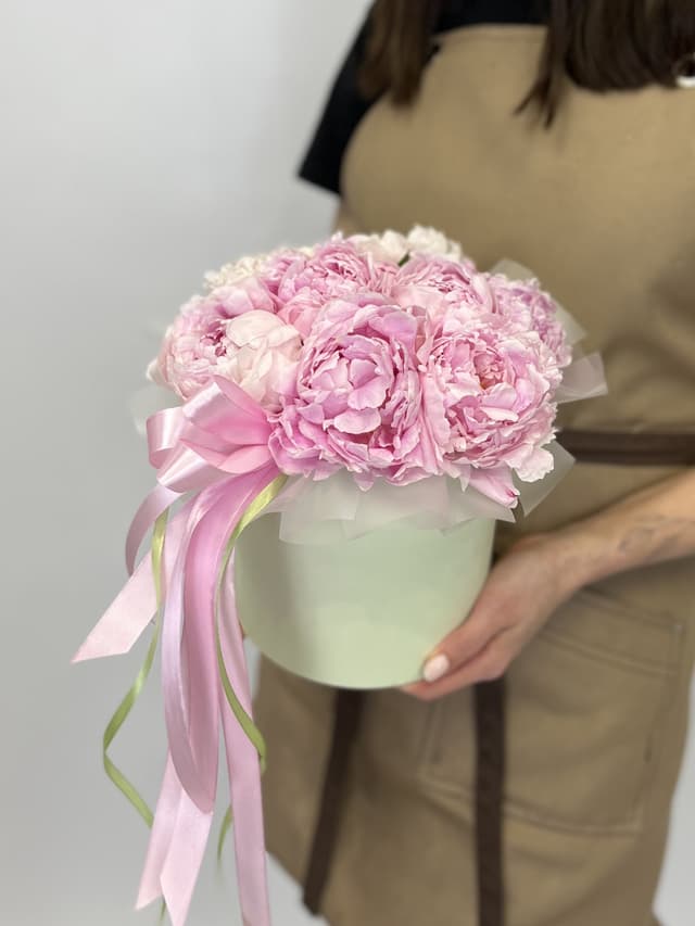 Весенняя композиция из 9 пионов Sarah Bernhardt в шляпной коробке Весенняя композиция из 9 пионов Sarah Bernhardt в шляпной коробке