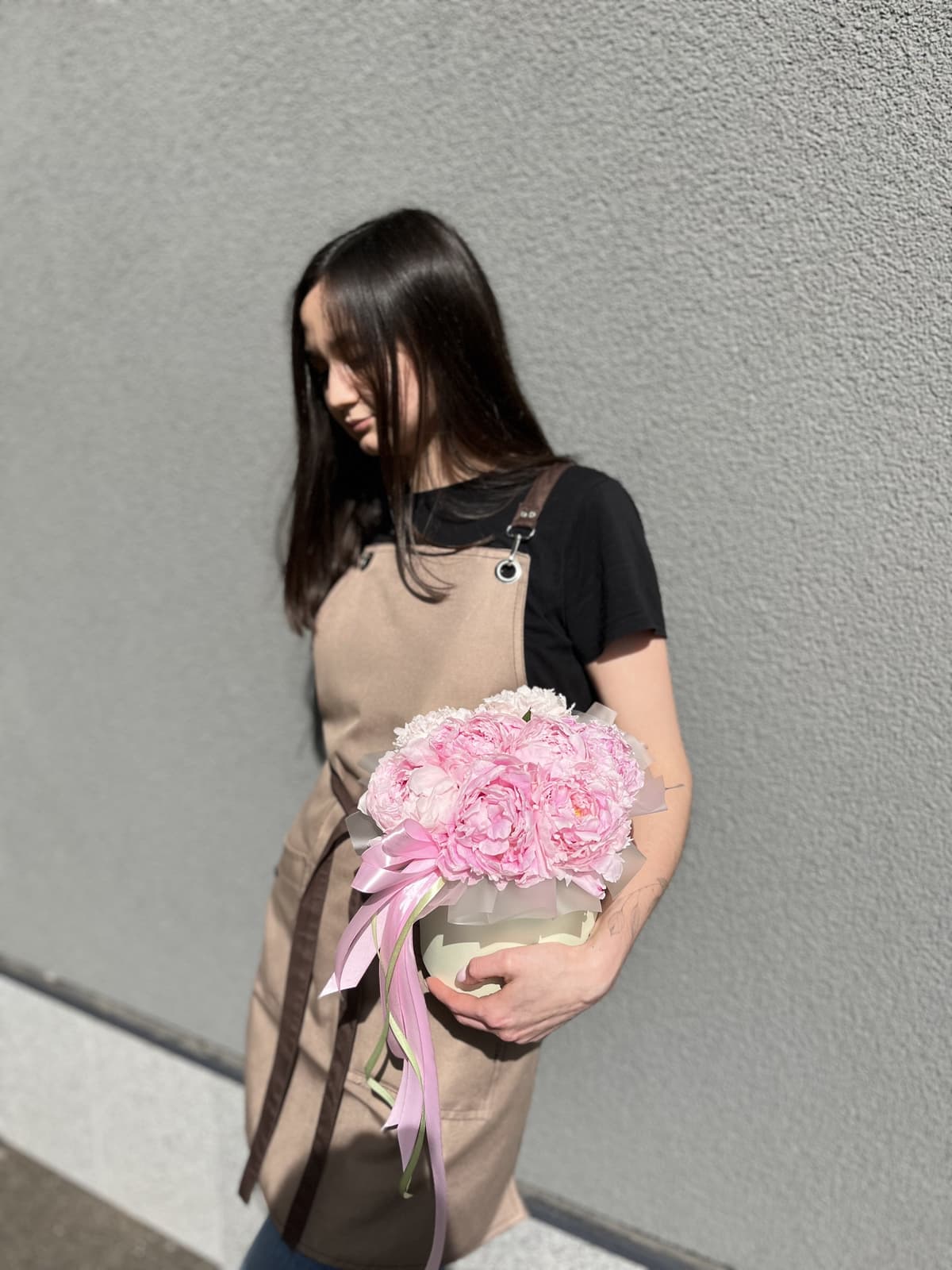 Весенняя композиция из 9 пионов Sarah Bernhardt в шляпной коробке