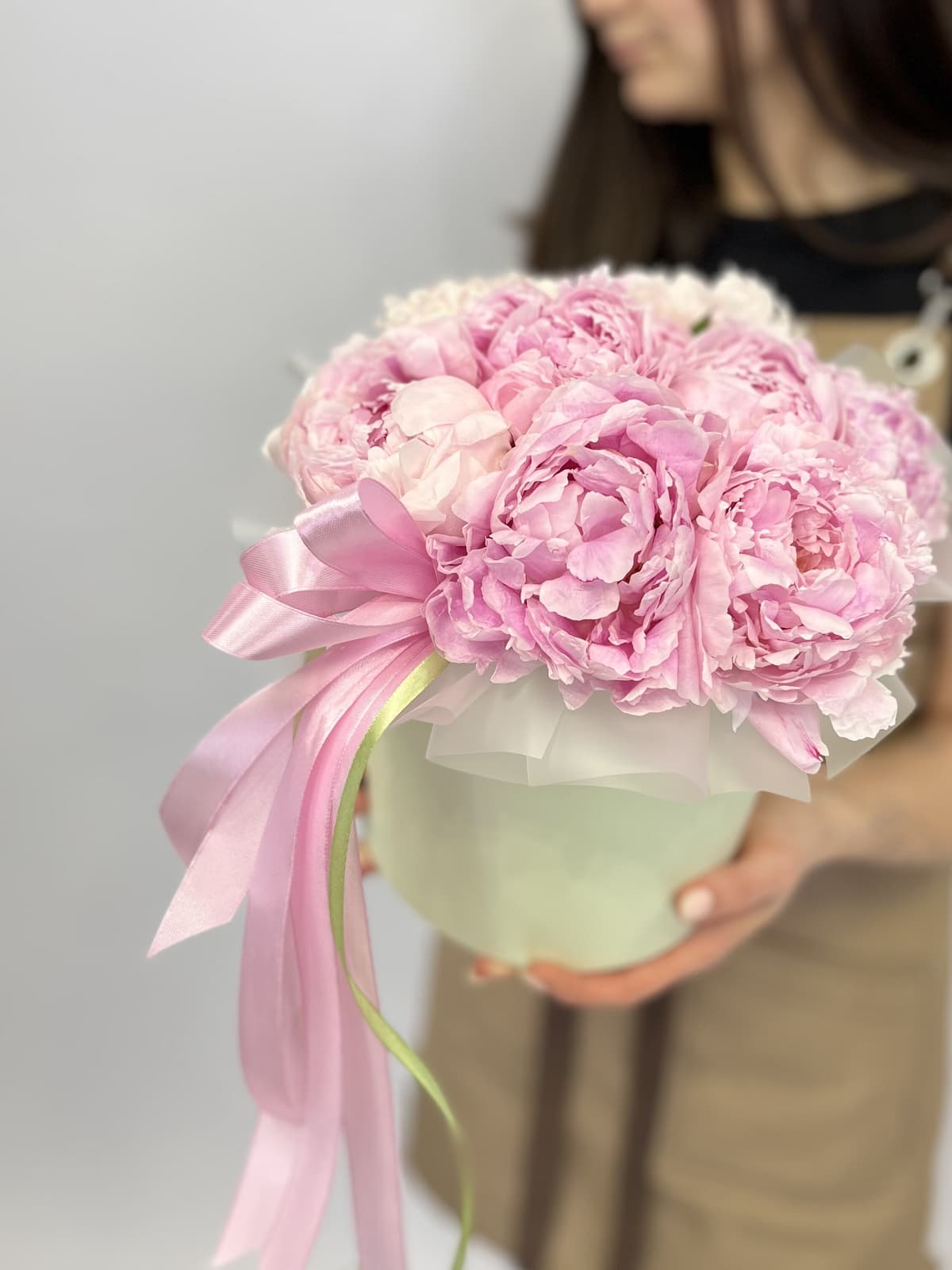 Весенняя композиция из 9 пионов "Сара Бернар" в шляпной коробке