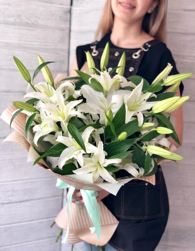 Красивый букет из 11 Лилий в крафте Красивый букет из 11 Лилий в крафте