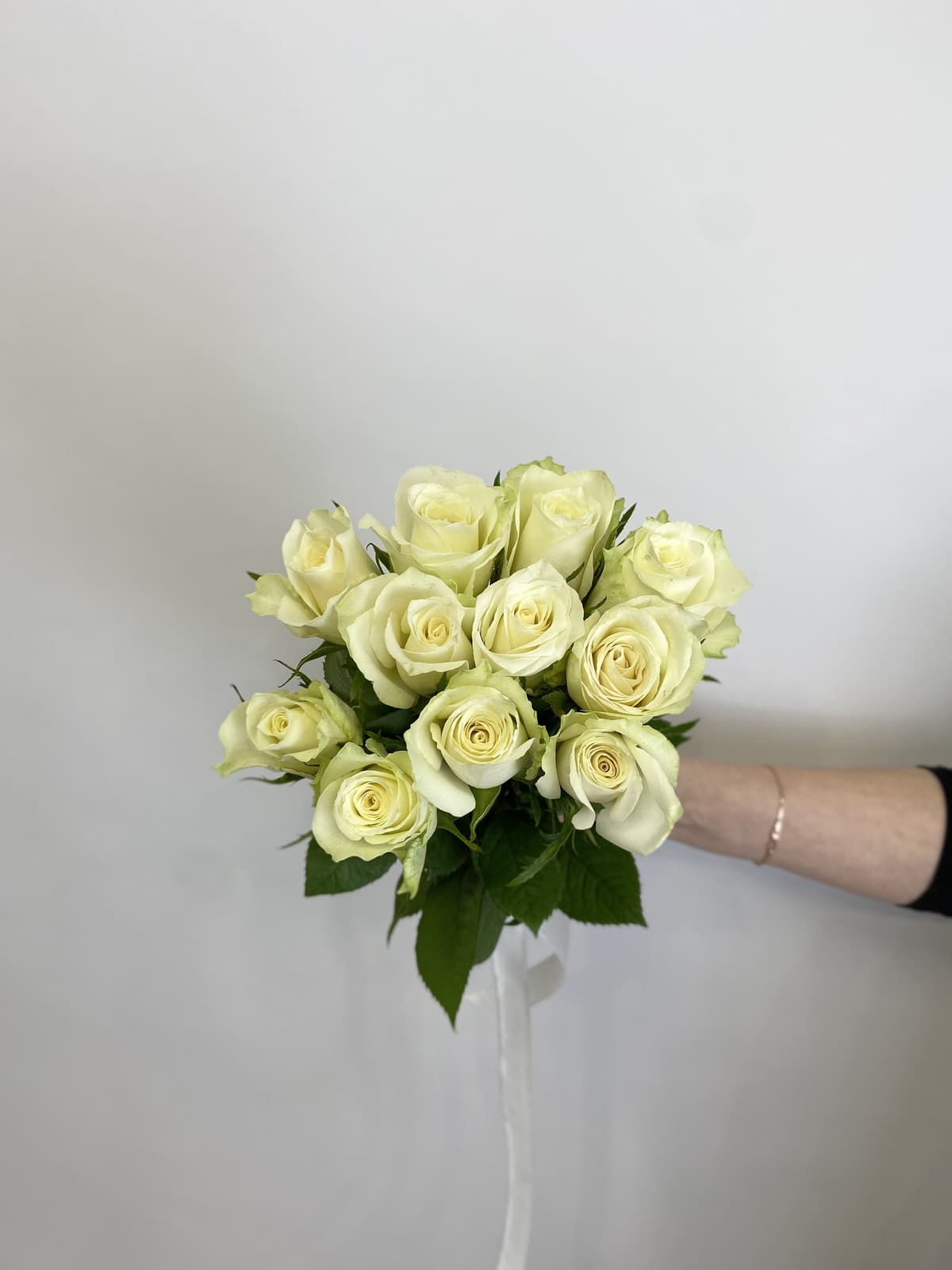 Красочный букет 11шт БЕЛЫЕ Розы Кения 35-40см