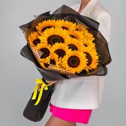 Букет 13 подсолнухов в матовой бумаге