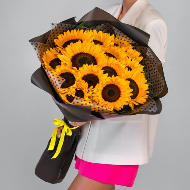 Букет 13 подсолнухов в матовой бумаге Букет 13 подсолнухов в матовой бумаге