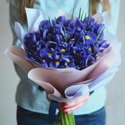 Букет 21 Ирис в матовой бумаге