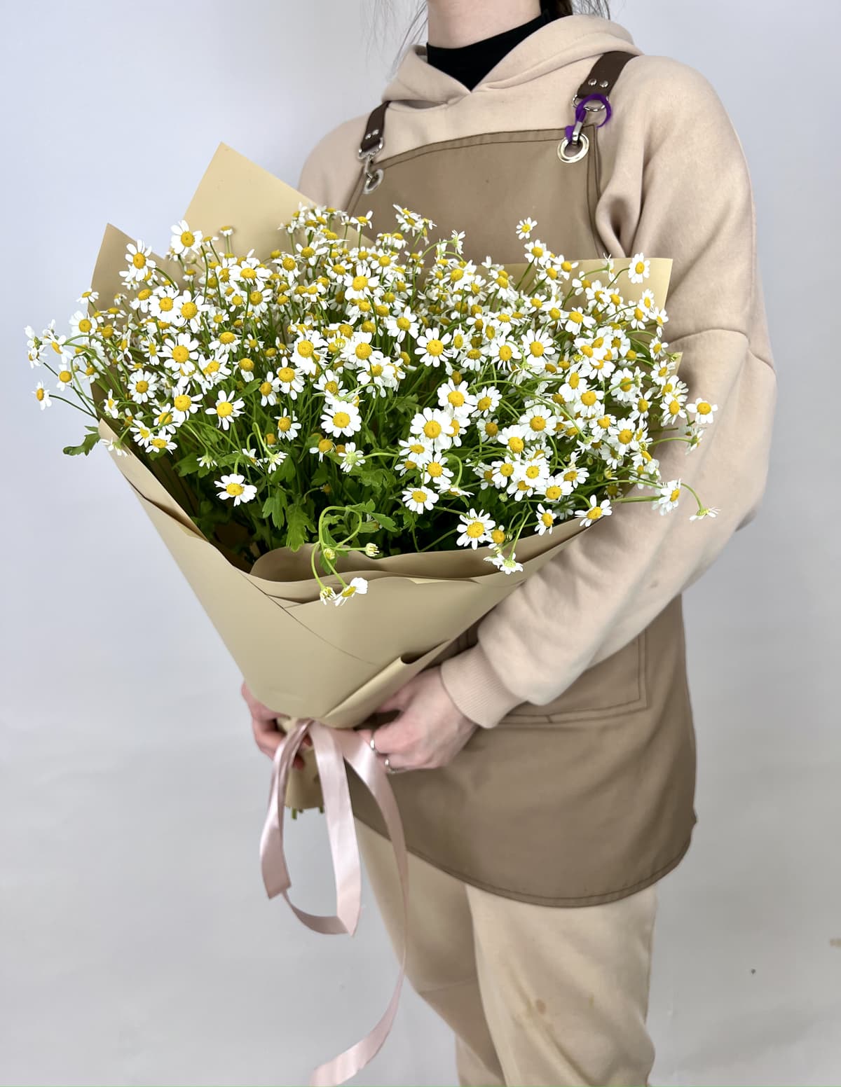 Букет 25 Кустовых Ромашек в матовой бумаге