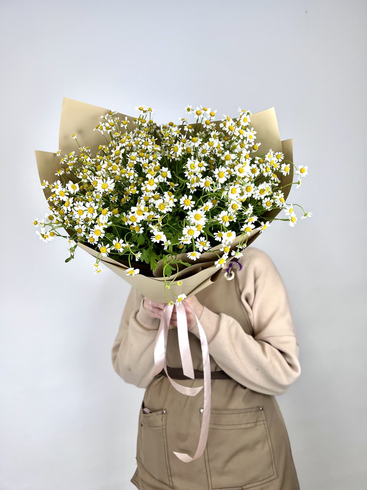 Красивый букет 25 Кустовых Ромашек в матовой бумаге