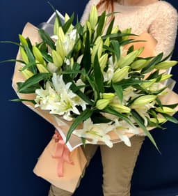 Весенний букет 25 Лилий в матовой бумаге