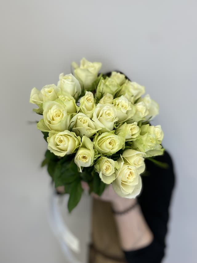 Любимый букет 25шт БЕЛЫЕ Розы Кения 35-40см Любимый букет 25шт БЕЛЫЕ Розы Кения 35-40см