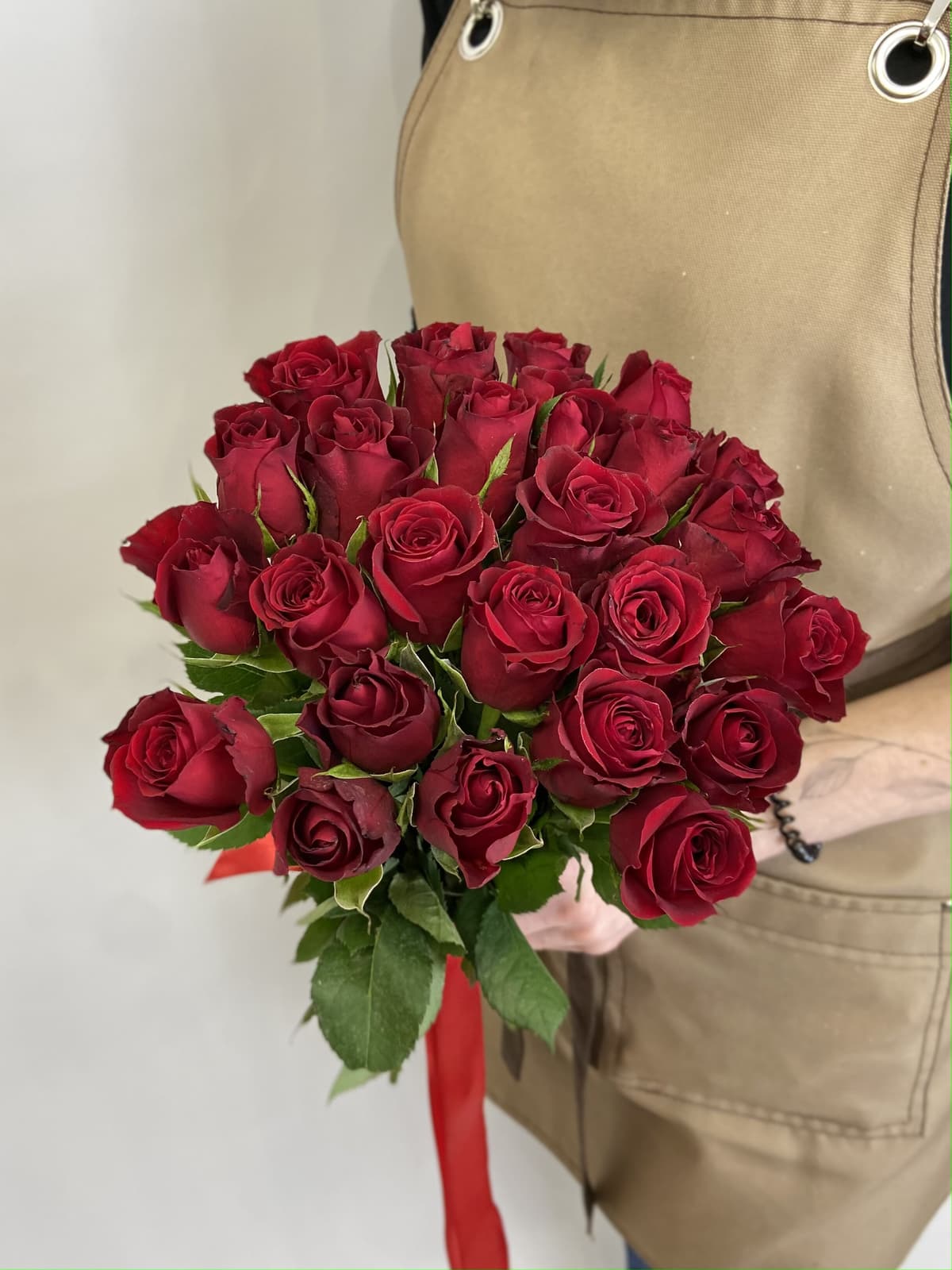 Дизайнерский букет 25шт КРАСНЫЕ Розы Кения 35-40см