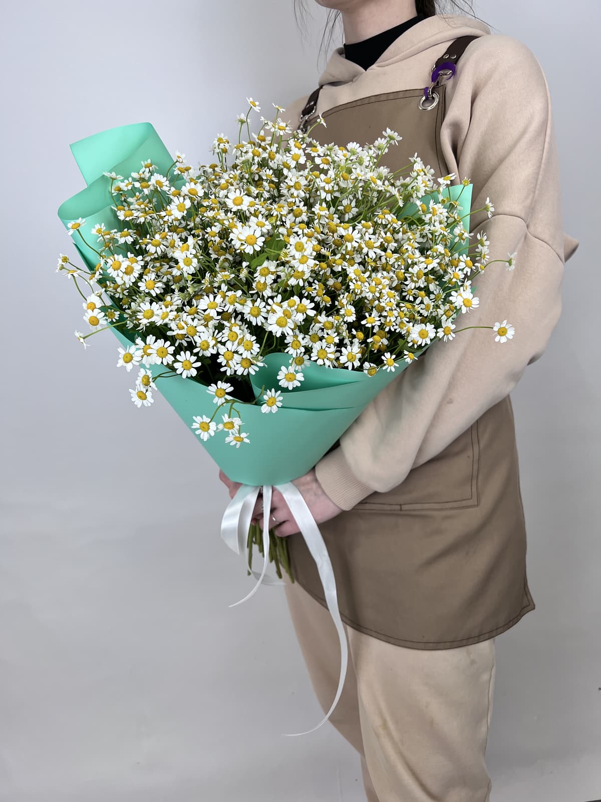 Букет 35 Кустовых Ромашек в матовой бумаге