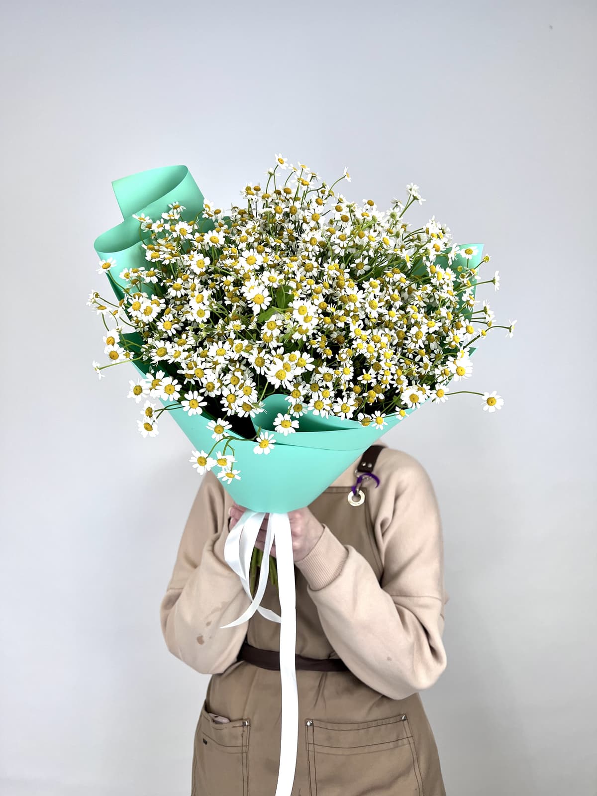 Красочный букет 35 Кустовых Ромашек в матовой бумаге