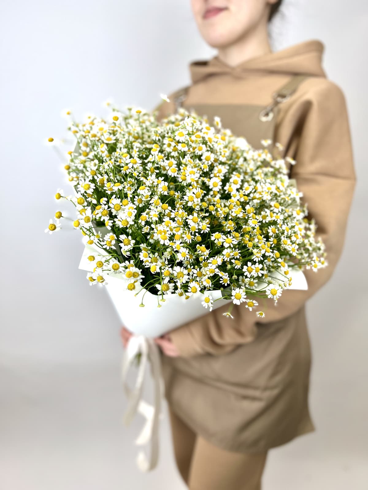 Оригинальный букет 51 Кустовая Ромашка в матовой бумаге