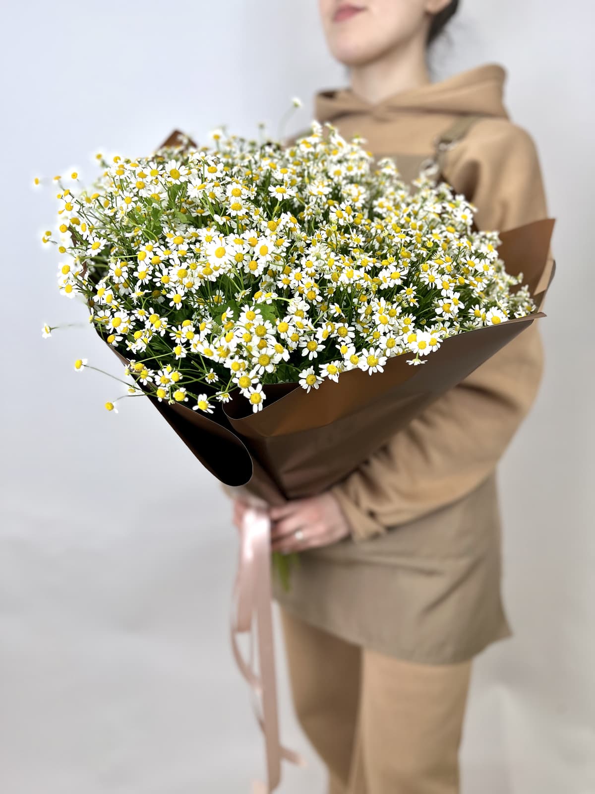 Шикарный букет 75 Кустовых Ромашек