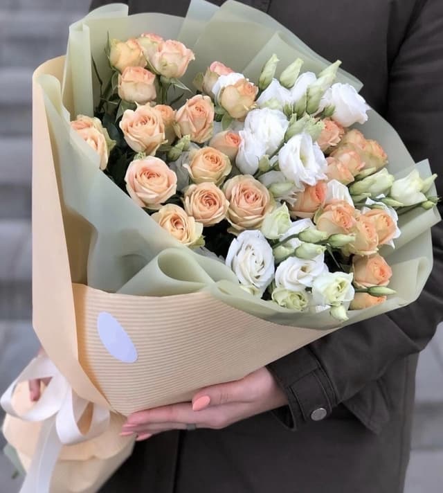 Стильный букет "Эустомы и кустовые Розы" Стильный букет "Эустомы и кустовые Розы"