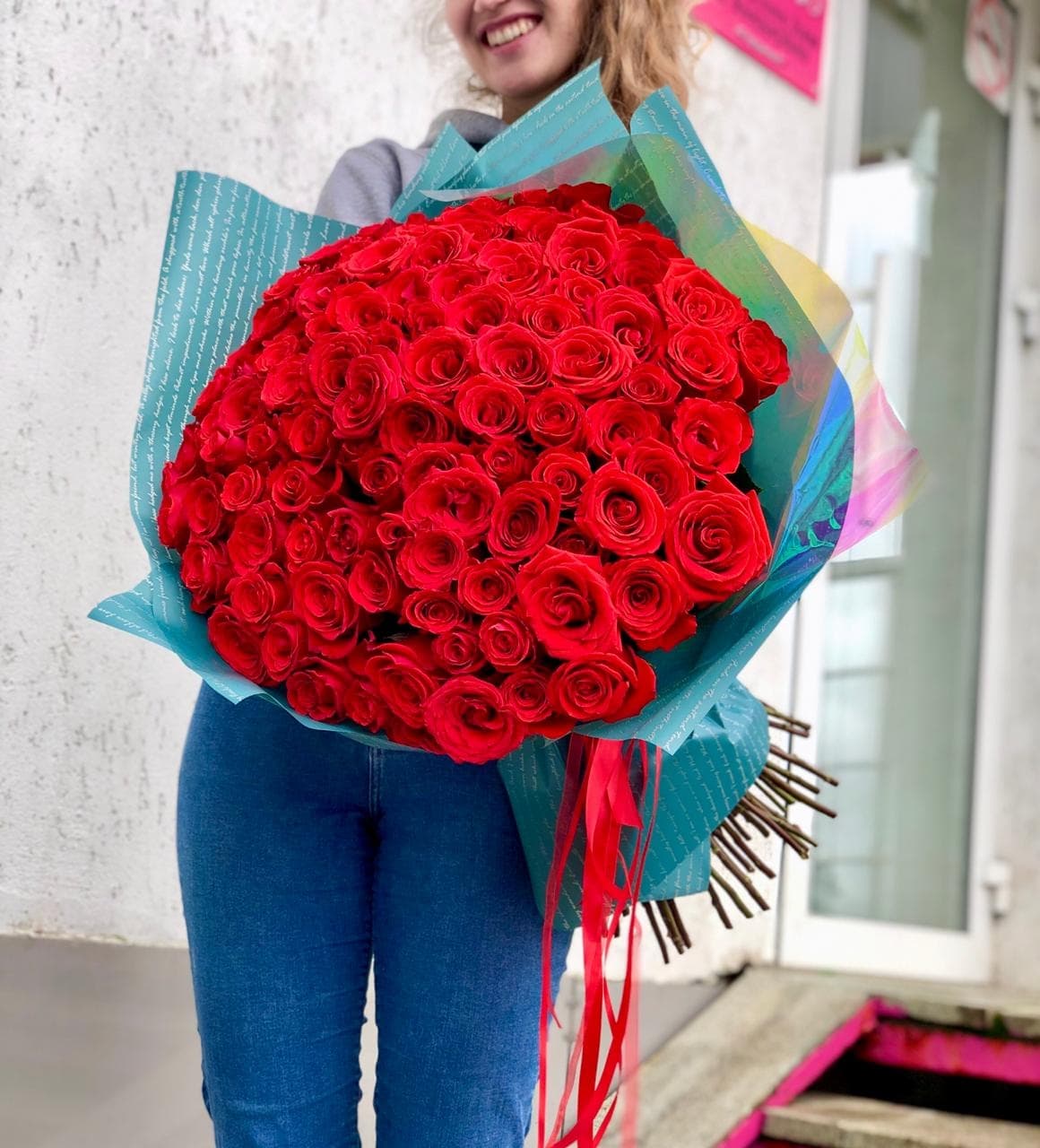 Дизайнерский букет из 101 алой Розы Эквадор 50 см в матовой бумаге