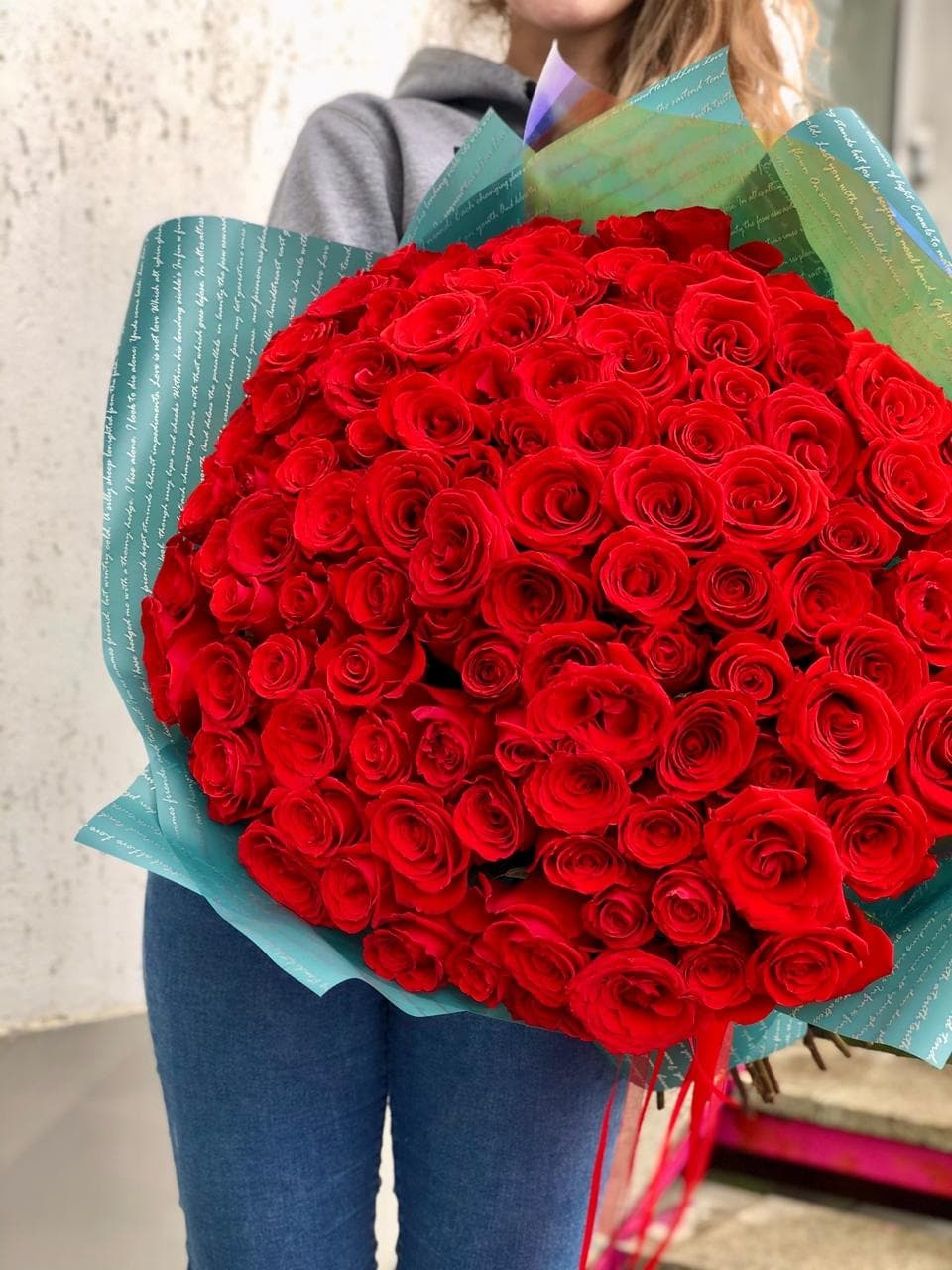 Красочный букет из 101 алой Розы Эквадор в матовой бумаге 60 см